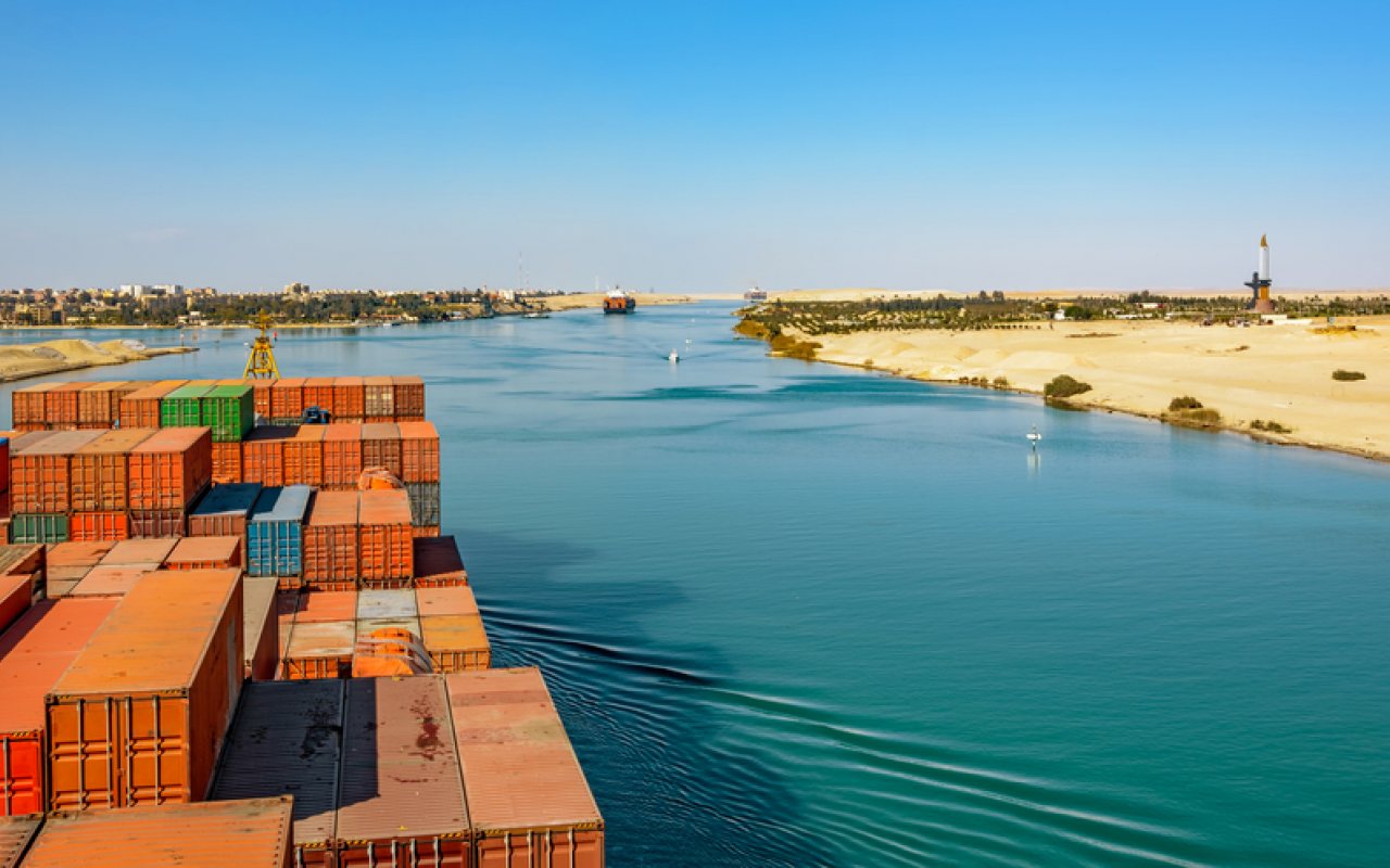 maersk_ship_runs_aground_in_suez_canal_1280_800_84_s_c1