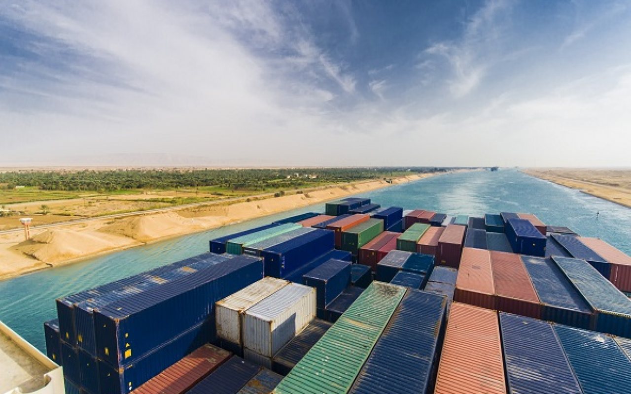 Large_container_vessel_ship_passing_suez_canal_1280_800_84_s_c1