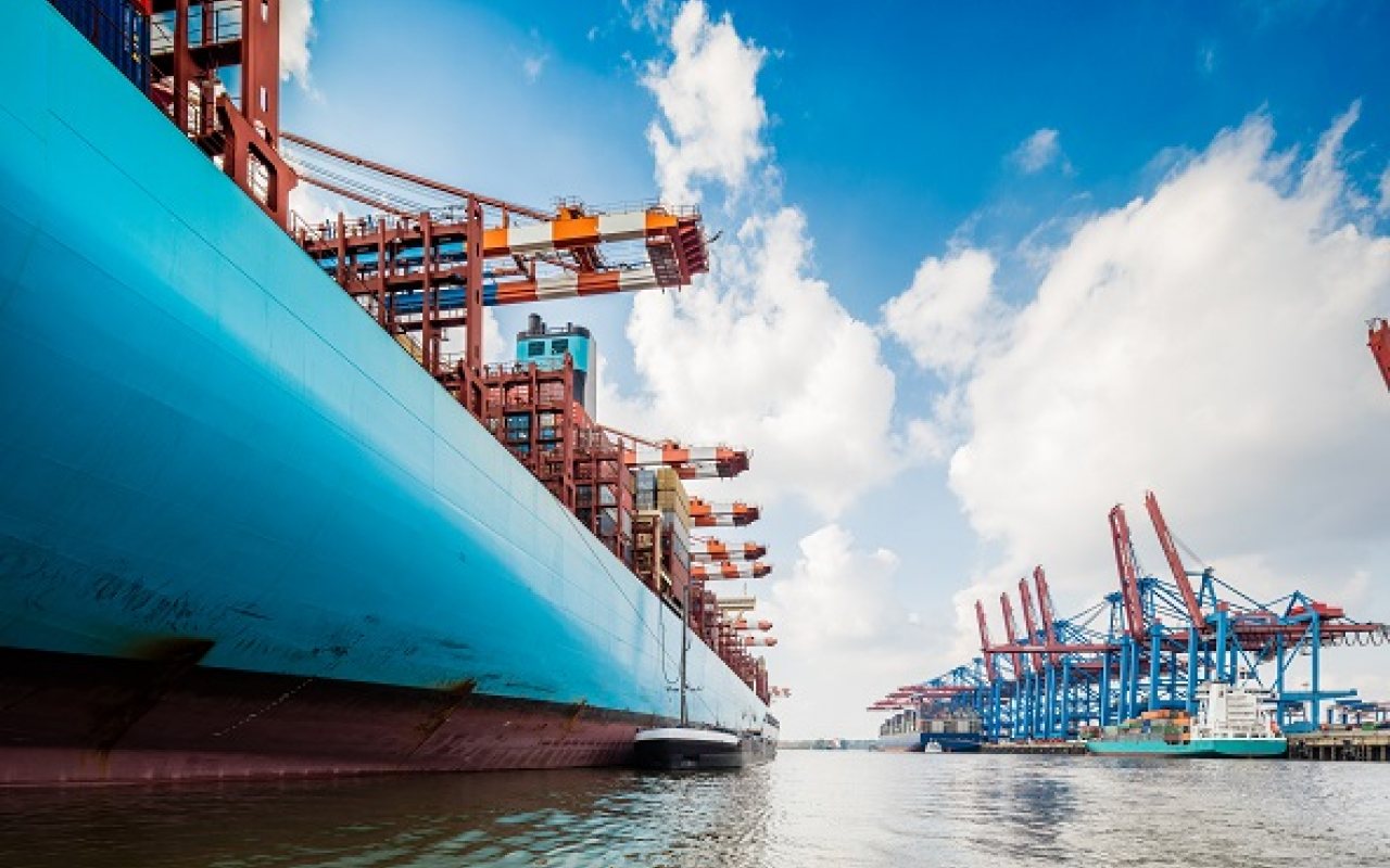 Container_ship_in_Hamburg_harbour_1280_800_84_s_c1