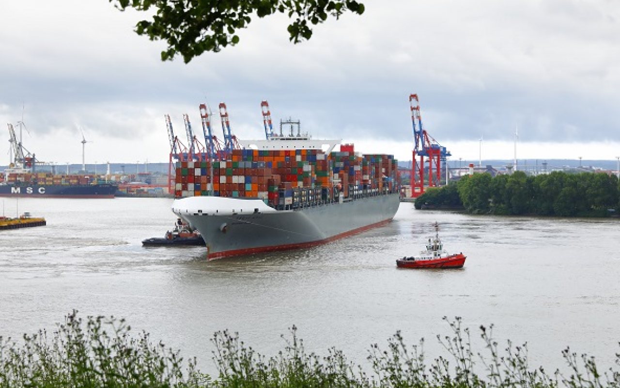 Port_of_Hamburg_Ship_and_Tugs_1280_800_84_s_c1