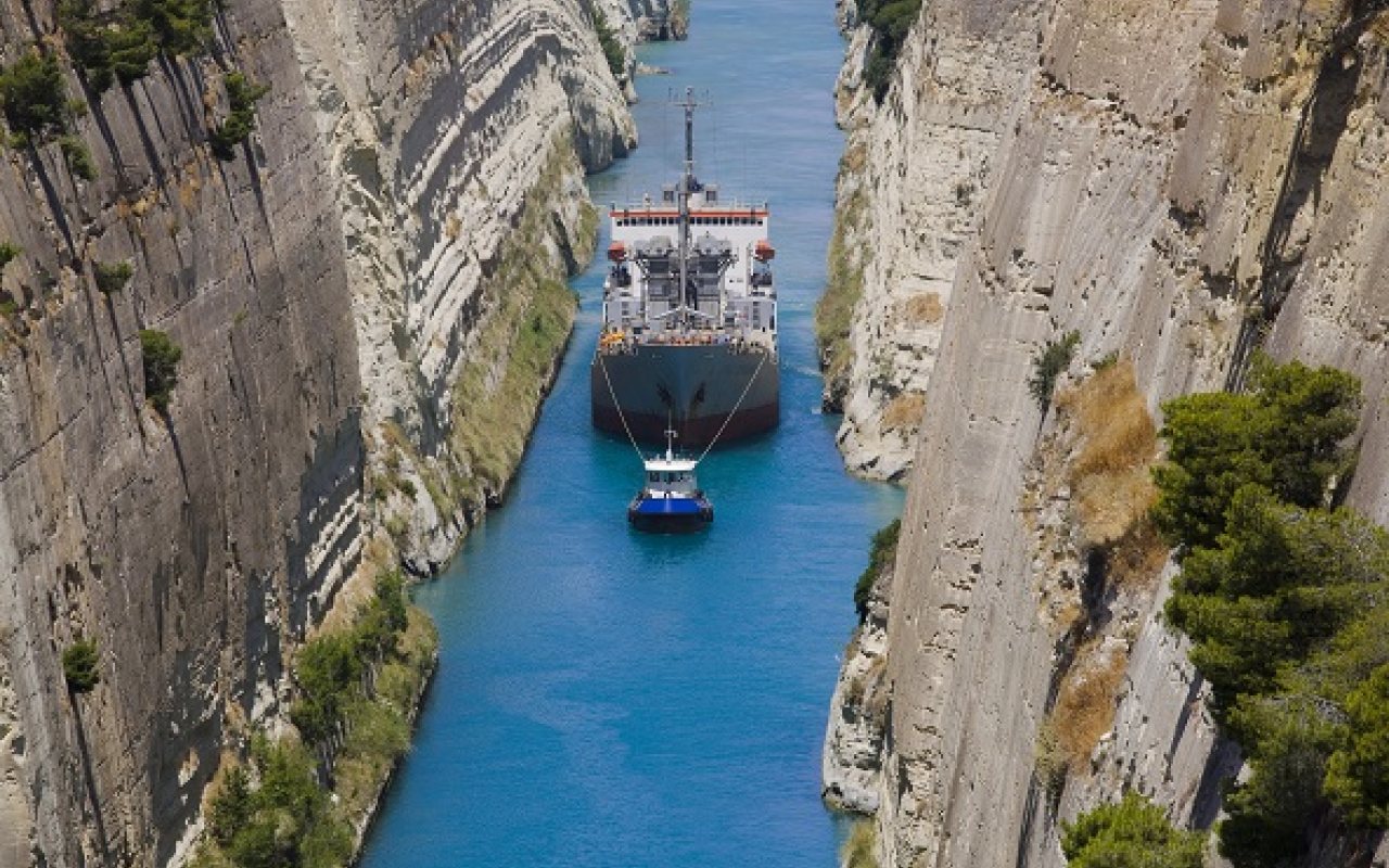 Boats_in_Canal_of_Corinth_1280_800_84_s_c1