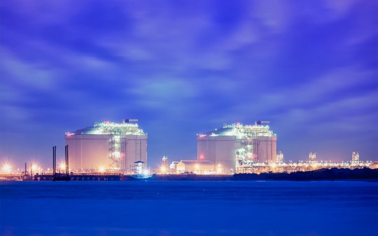 Liquified_natural_gas_LNG_tanks_in_port_1280_800_84_s_c1