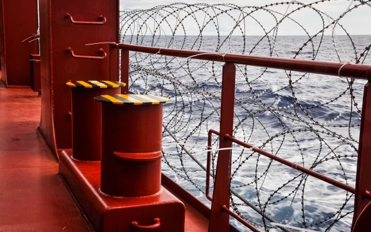 Barbed_wire_onboard_a_ship_1280_800_84_s_c1