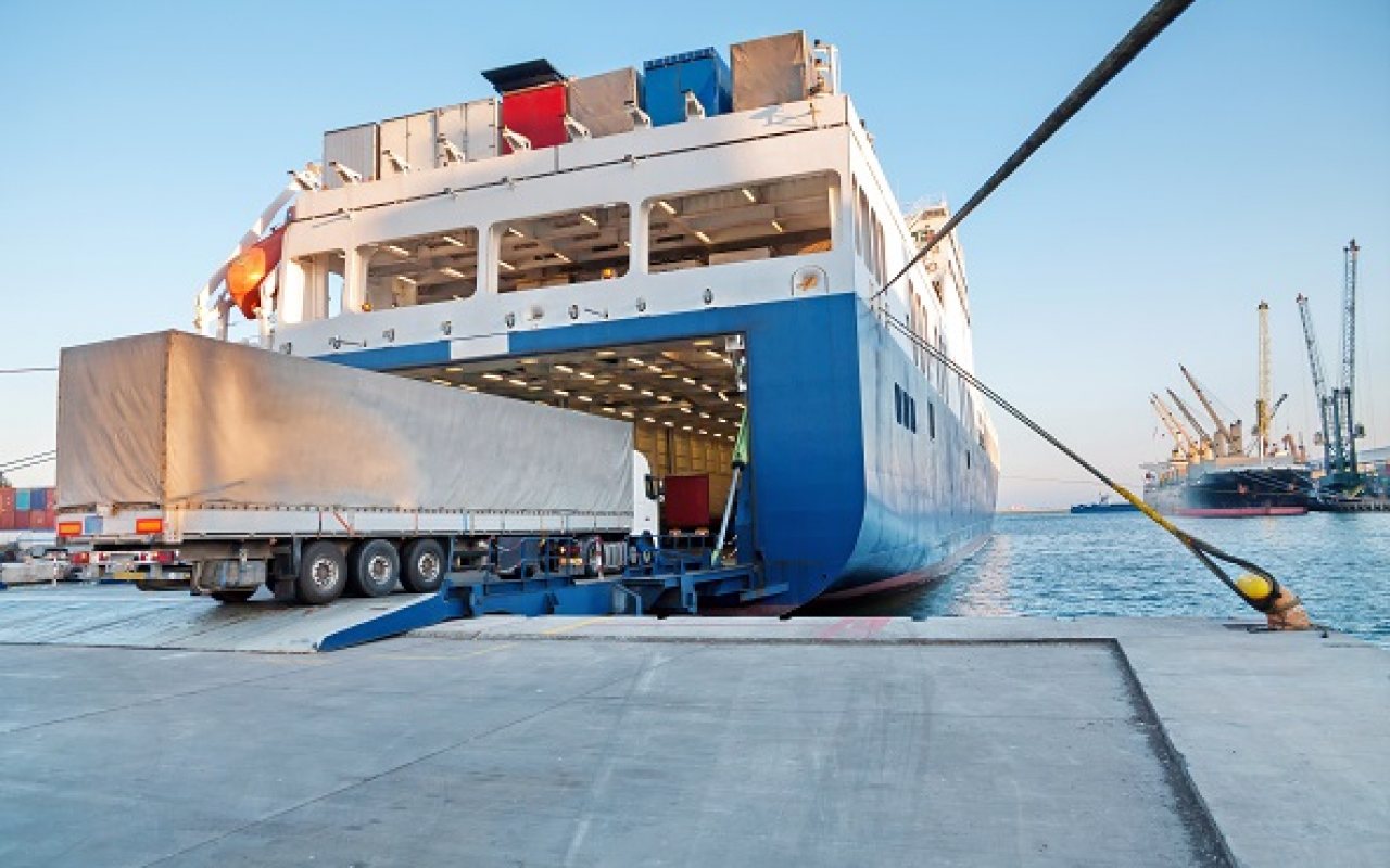Lorry_on_a_RoRo_1280_800_84_s_c1