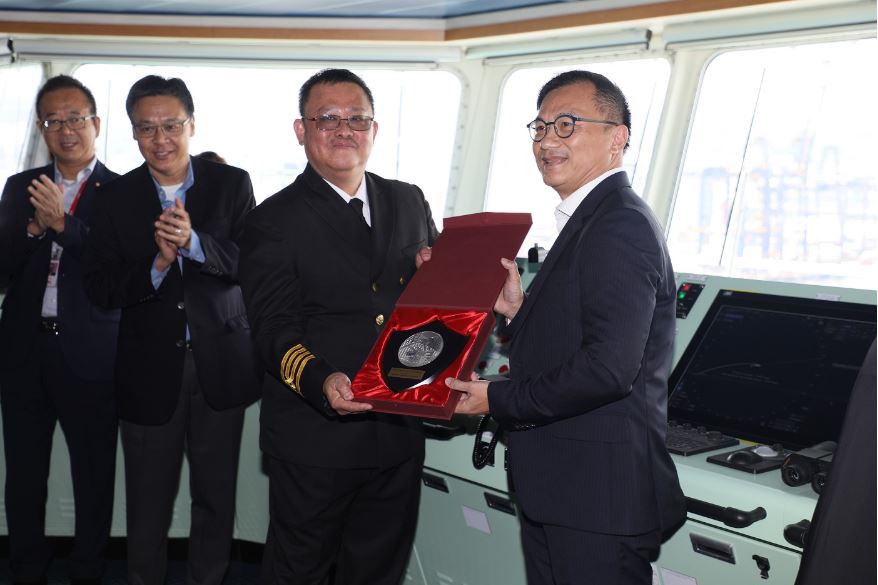 WATCH: OOCL Vessel Makes Maiden Hong Kong Call - Port Technology ...