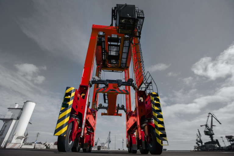 Kalmar signs deal for eight straddle carriers