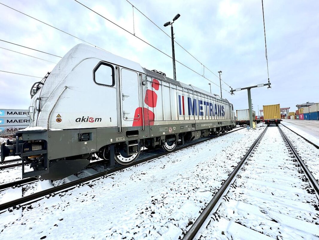 Metrans, the rail subsidiary of Hamburger Hafen und Logistik AG (HHLA), has offered a daily rail link for container transit between Hamburg and Kornwestheim.