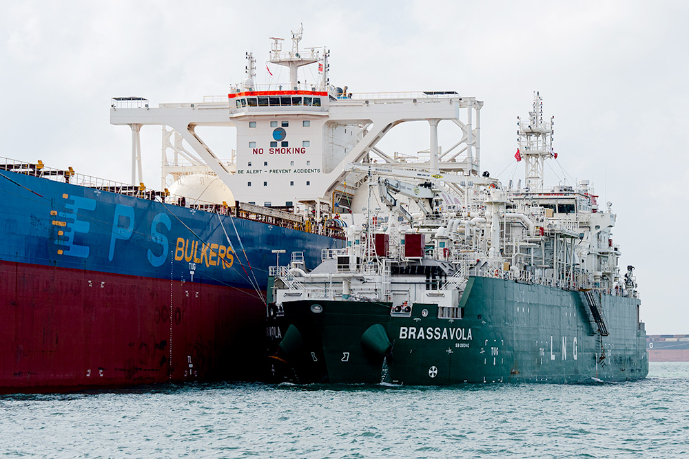 MOL vessel conducts ship-to-ship LNG bunkering