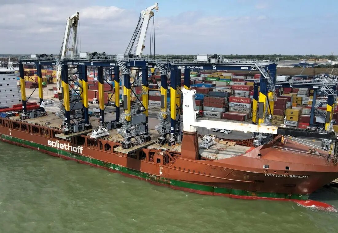 Port of Felixstowe receives five new AeRTG cranes