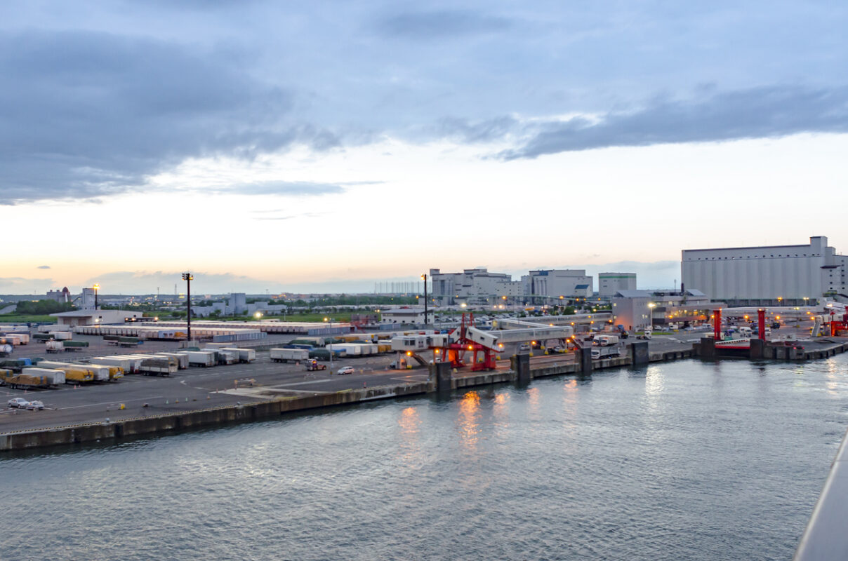 Asia exports hit record to Europe as Tomakomai falls