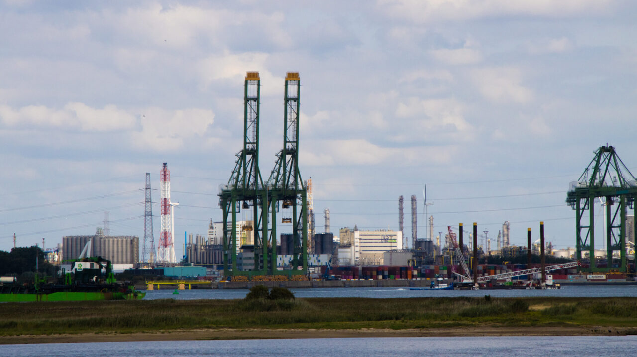 Antwerp reopens Scheldt after oil spill
