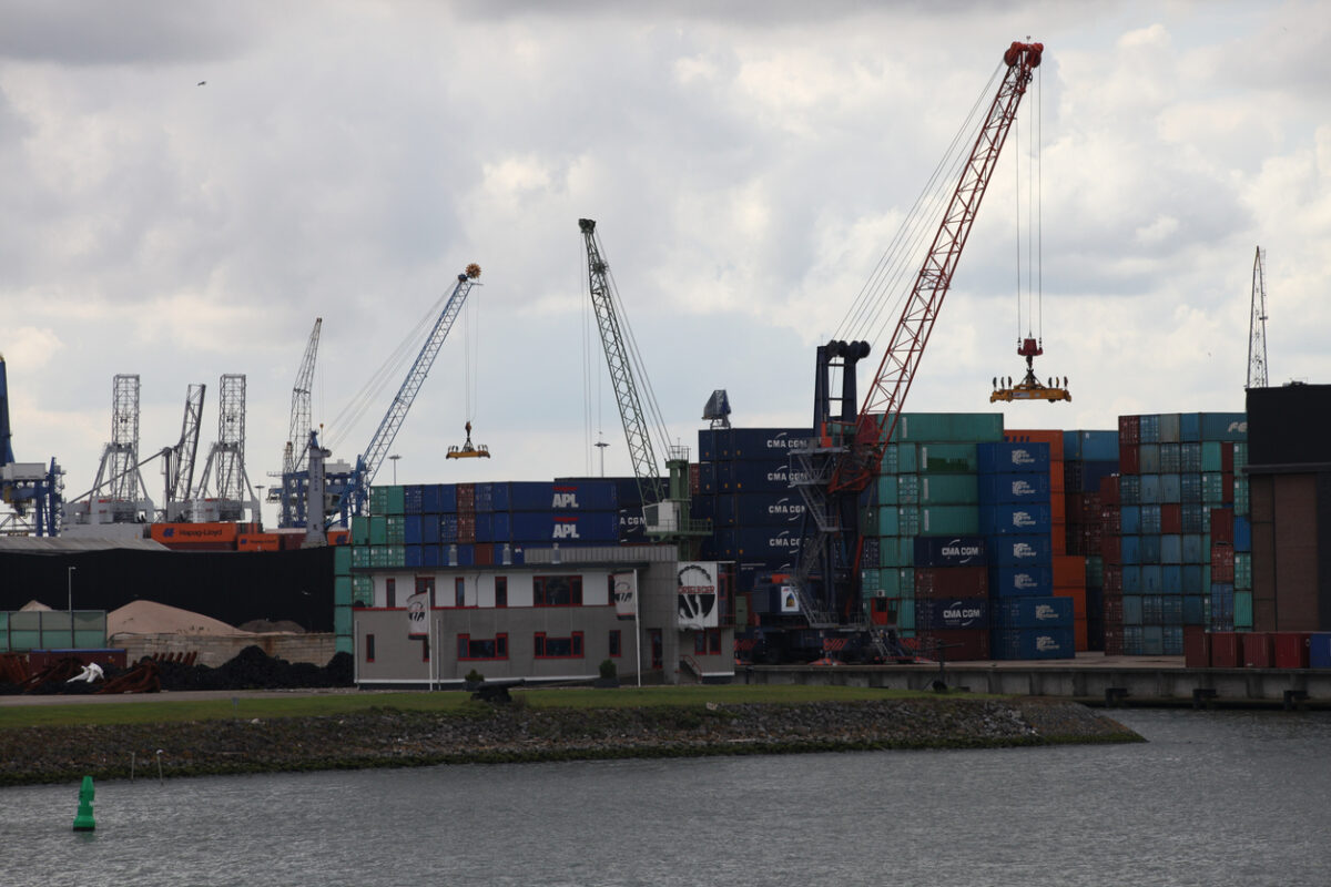 Port of Rotterdam reports slight fall in cargo volumes