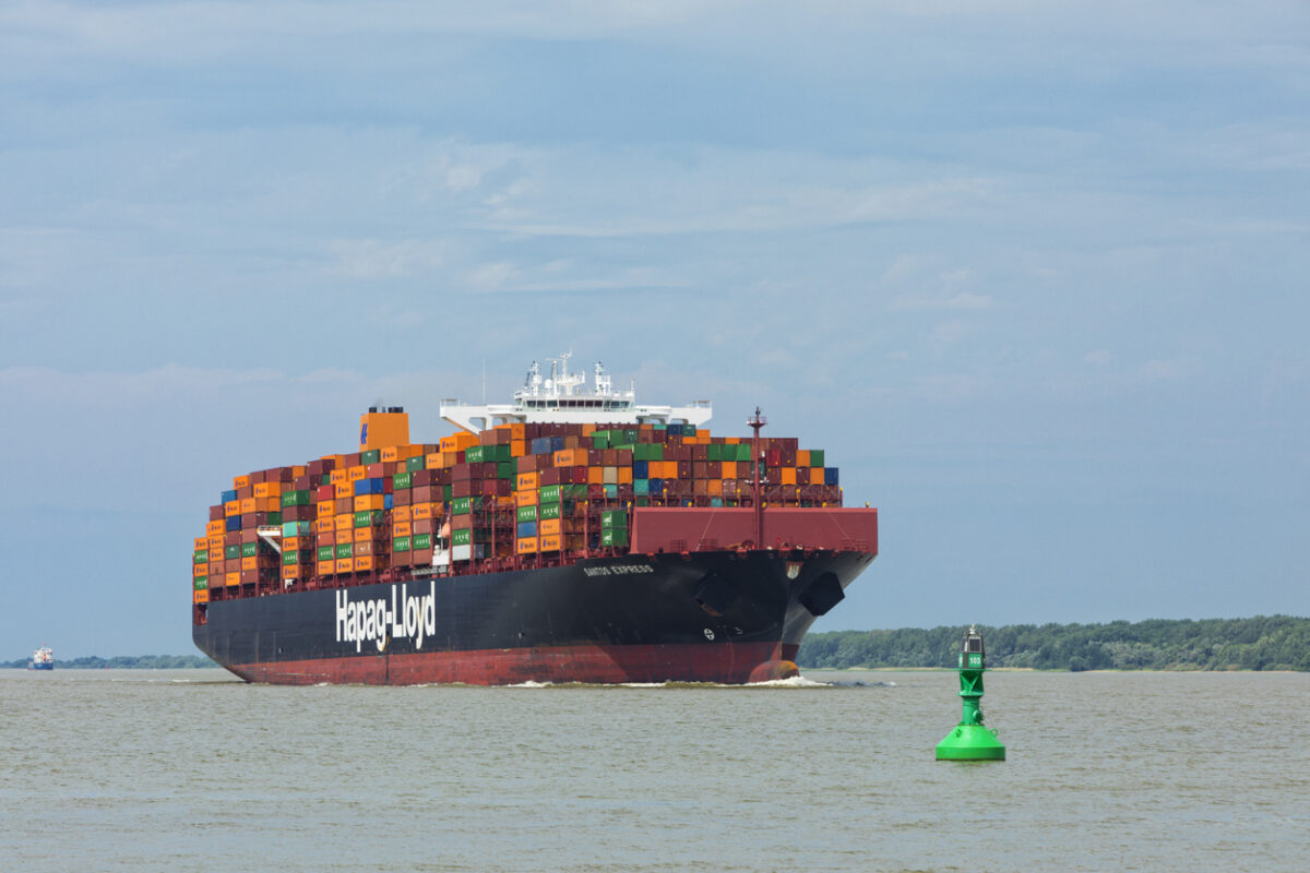 Liman terminali ve feeder konteyner gemisi — Hapag-Lloyd'un yakıt maliyeti artışına karşı yeni feeder sürşarjını temsil ediyor