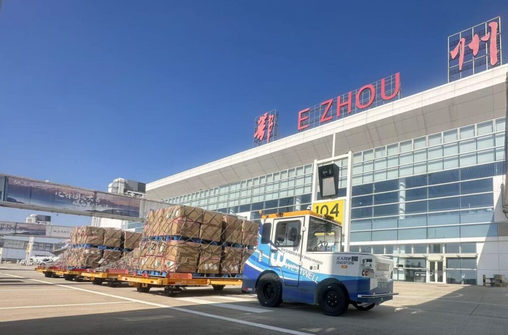 Q-Tractor at Ezhou Huahu International Airport
