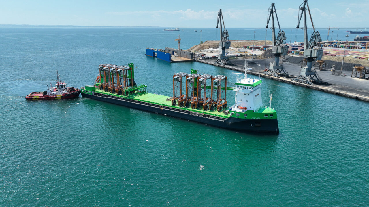 Thessaloniki receives eight hybrid straddle carriers